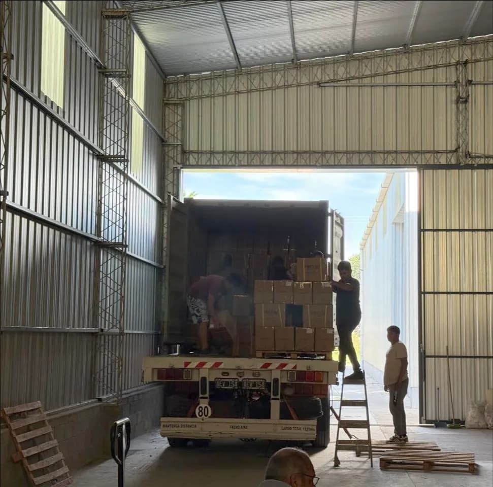 Carga de mercadería en contenedor en La Aldaba
