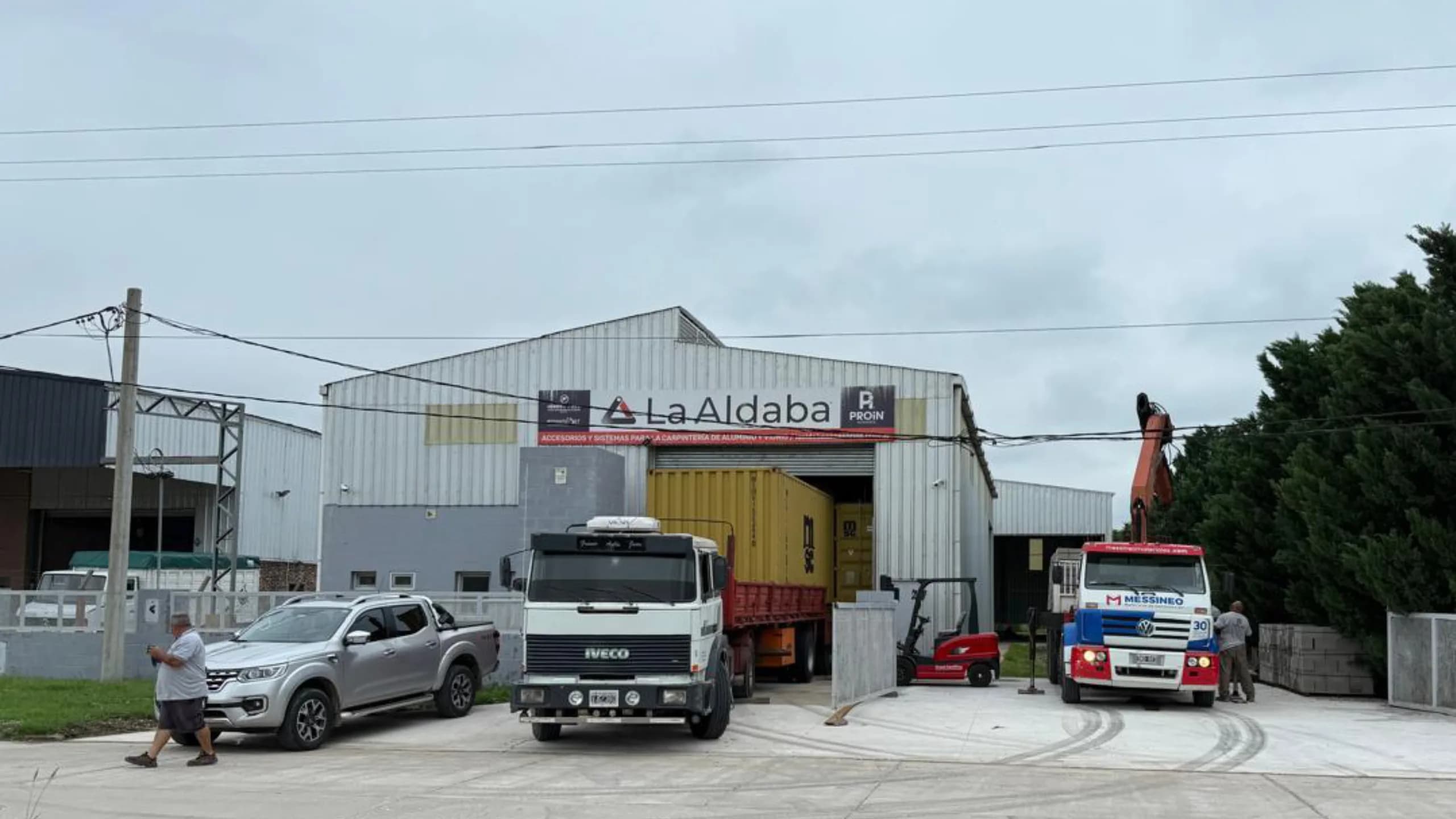 Frente del depósito de La Aldaba en Roldán con camiones de despacho y el cartel La Aldaba / PROIN