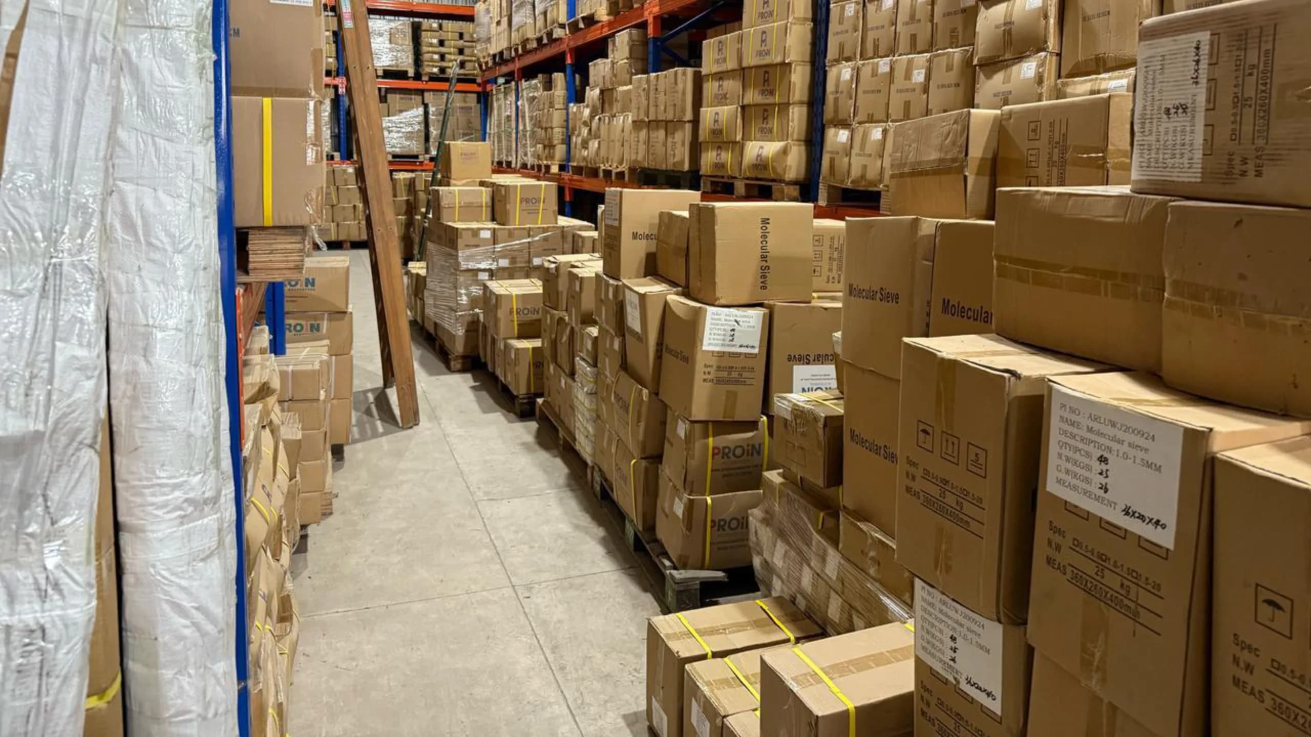 Mercadería PROIN estibada en pallets y racks dentro del depósito